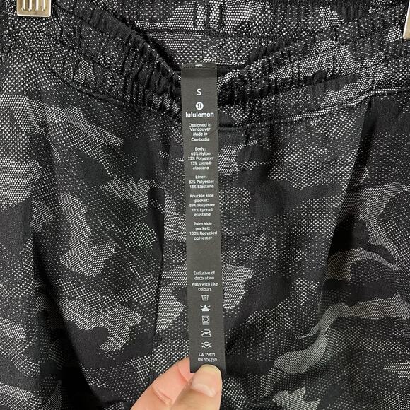 Lululemon Camo Shorts Men's Small Black/Grey Athletic Workout Gym Pockets - Picture 9 of 12